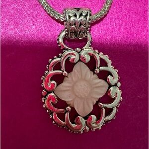 Vintage Mother of Pearl Flower Pendant Silver Tone 16” Rope chain Necklace